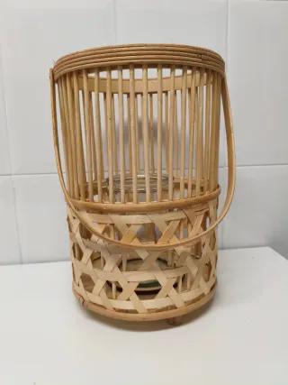 Portavelas de bambú con asa