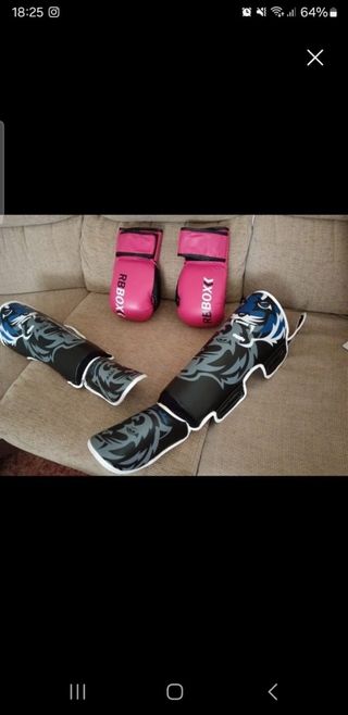 Guantes y espinilleras kickboxing RBOX