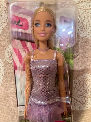 Muñeca Barbie con vestido brillante