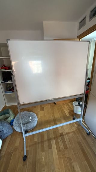 Pizarra blanca con soporte móvil