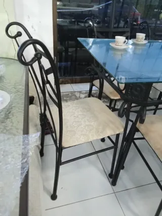 Mesa de comedor cristal y metal con 6 sillas