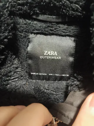 Abrigo Zara Negro con Capucha y Pelo