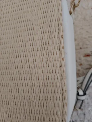 Bolso moderno rectangular beige y blanco