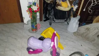 Andador infantil morado y amarillo