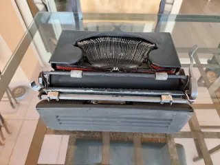 Máquina de escribir Hispano Olivetti