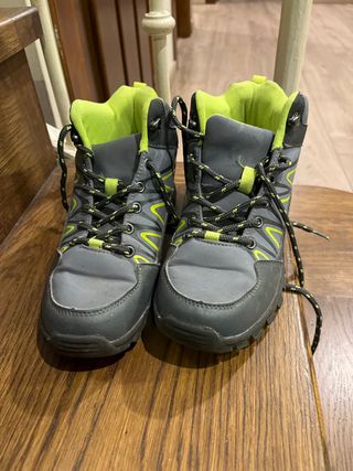 Botas de montaña grises y verdes casi nuevas