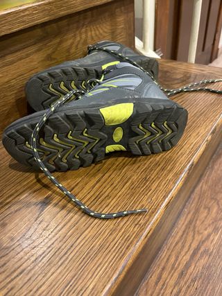 Botas de montaña grises y verdes casi nuevas
