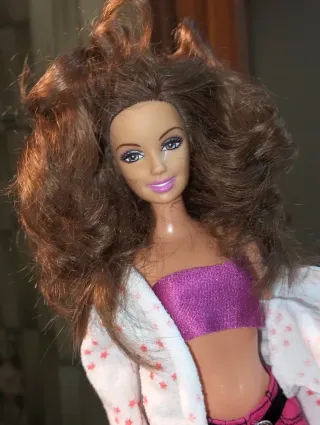 Barbie con outfit rosa y pantalón estampado