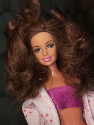 Barbie con outfit rosa y pantalón estampado