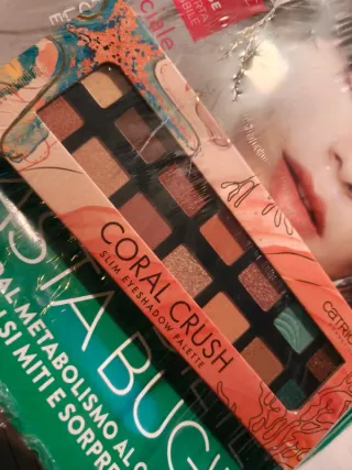 Rivista F con palette trucchi Catrice