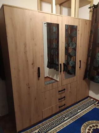 Armario de madera con puertas de cristal