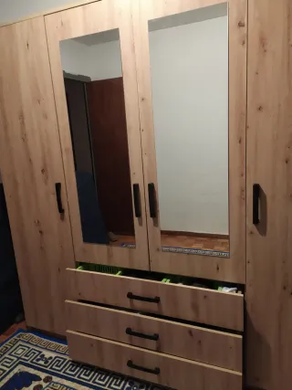 Armario de madera con puertas de cristal