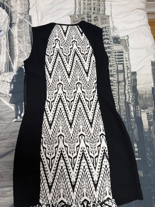 Vestido Desigual Negro con Bordado Floral