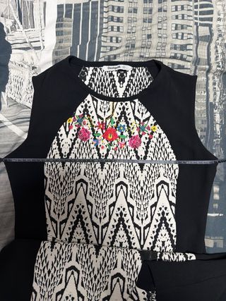 Vestido Desigual Negro con Bordado Floral