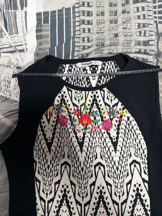 Vestido Desigual Negro con Bordado Floral