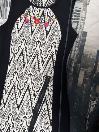 Vestido Desigual Negro con Bordado Floral