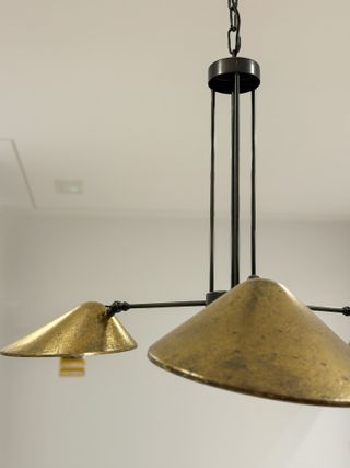 Lámpara colgante metal negra y dorada