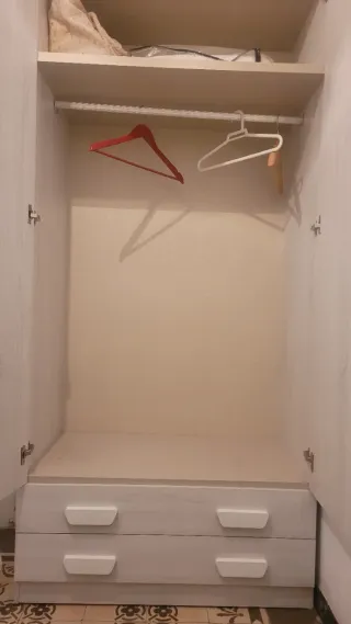 Armario de habitación beige y blanco