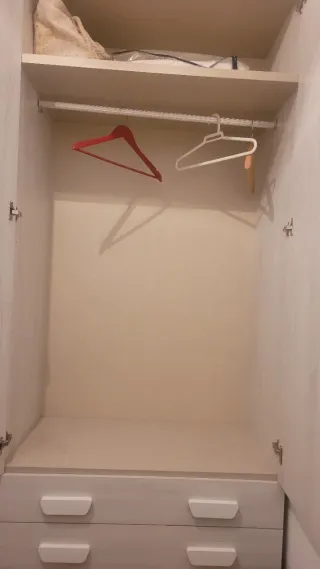 Armario de habitación beige y blanco