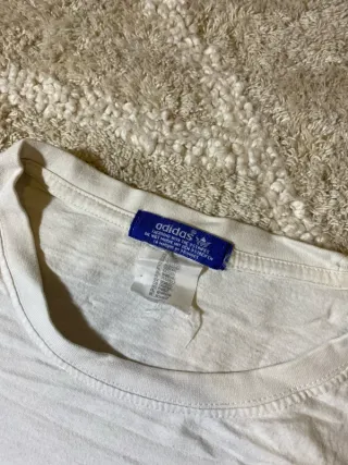 Camiseta Adidas blanca y negra retro