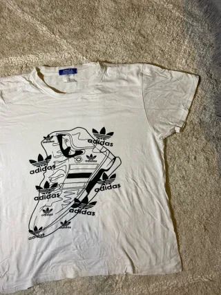 Camiseta Adidas blanca y negra retro