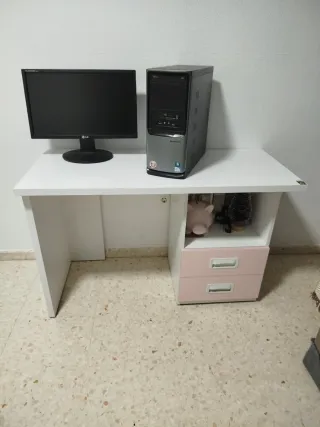Escritorio blanco con cajones y PC