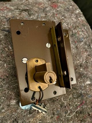 Cerradura de seguridad marrón con llave