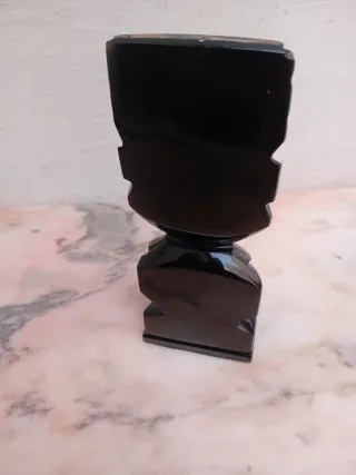 Figura de piedra tallada con incrustaciones