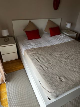 Letto con materasso in memory foam, sommier e comodini inclusi