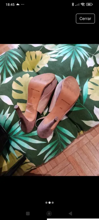 Zapatos de tacón beige con flor