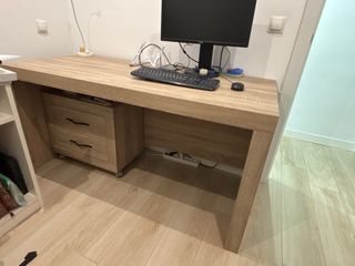 Scrivania con cassettiera in legno