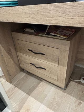 Scrivania con cassettiera in legno