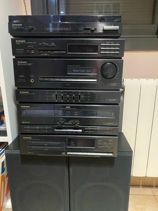 Equipo de música Pioneer negro.