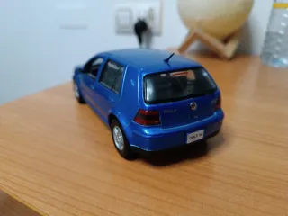 Coche Welly VW Golf IV Escala 1:24 Azul