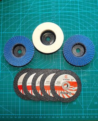 Amoladora 12V + 2 Baterías + Cargador + 8 Discos