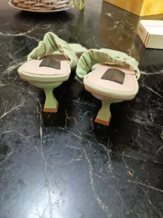 Sandalias verdes tacón