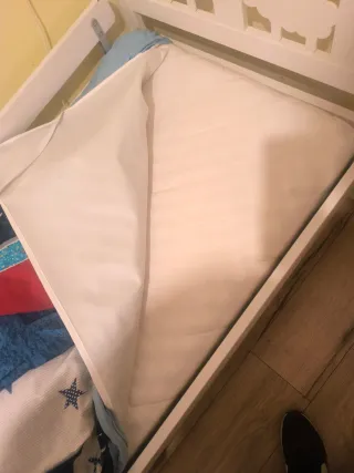 Cama infantil Ikea pino y blanca