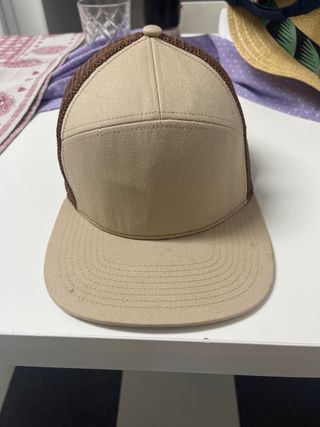 Gorra beige y marrón de malla