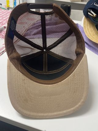Gorra beige y marrón de malla