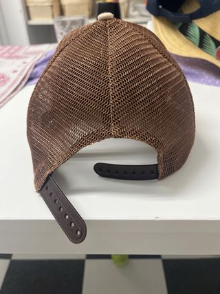 Gorra beige y marrón de malla