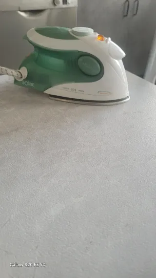 Plancha de viaje verde y blanca marca solac touris