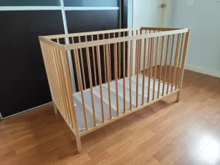 Conjunto Cuna SNIGLAR y colchón JATTETROTT