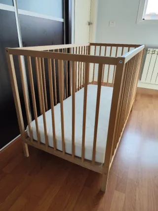 Conjunto Cuna SNIGLAR y colchón JATTETROTT