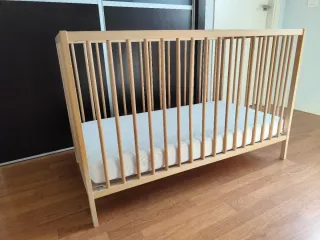 Conjunto Cuna SNIGLAR y colchón JATTETROTT
