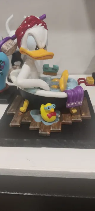 Figura Donald en bañera resina pintada a mano