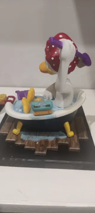 Figura Donald en bañera resina pintada a mano