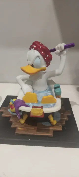 Figura Donald en bañera resina pintada a mano