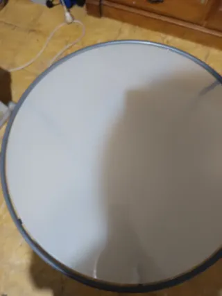 Mesa auxiliar redonda con ruedas