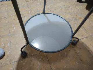 Mesa auxiliar redonda con ruedas