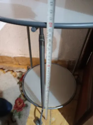 Mesa auxiliar redonda con ruedas